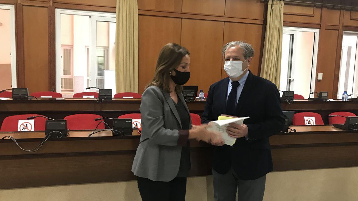 Isabel Ambrosio y Salvador Fuentes, en una imagen de archivo en el salón de plenos de Córdoba.