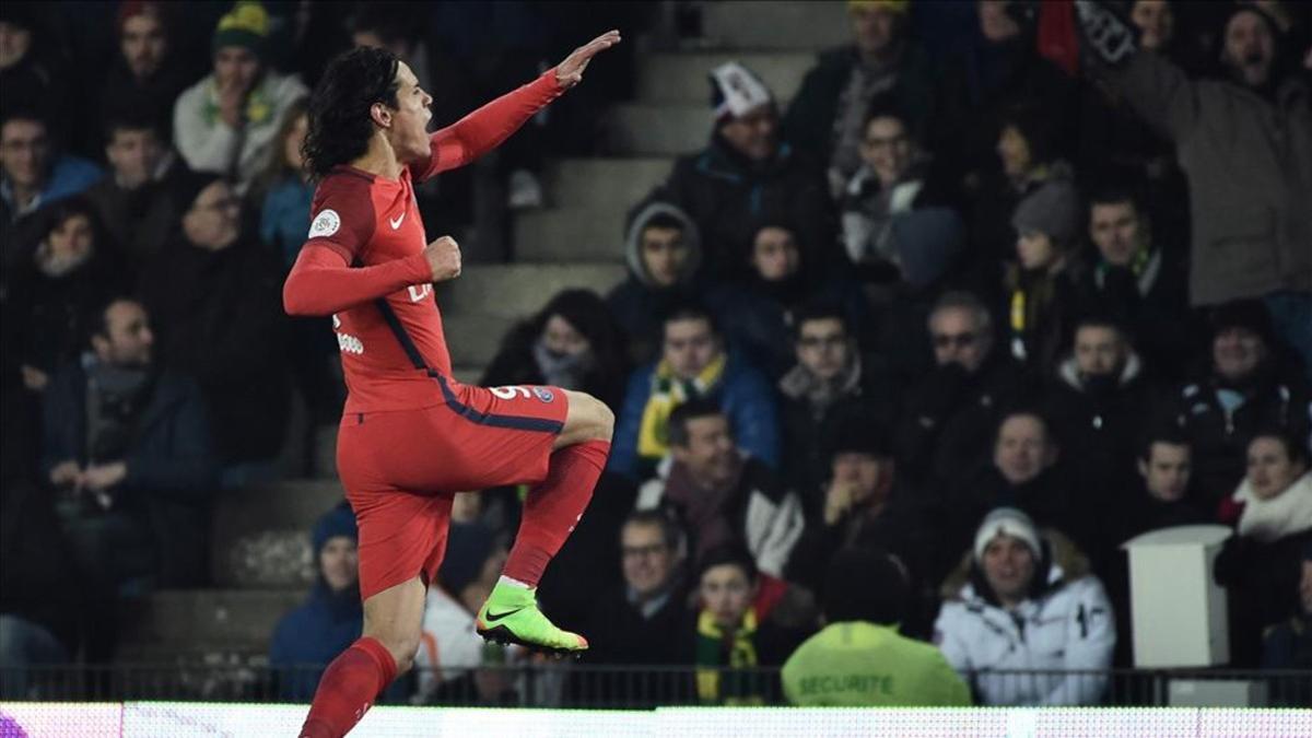 Cavani marcó los dos goles del PSG en Nantes