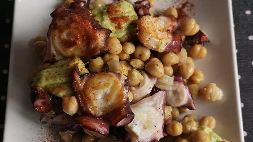 Una ensalada de pulpo, garbanzos y aguacate