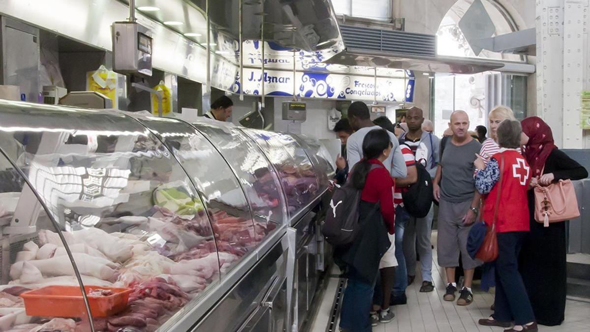 Reparto de comida en un mercado.