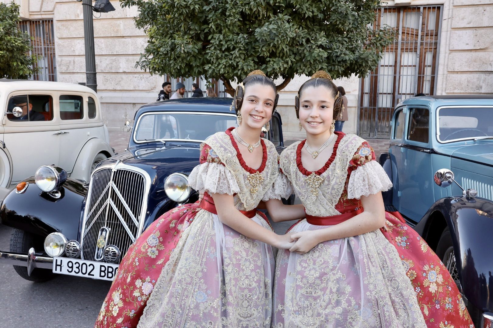 Falleras en "cotxes de l'Antigor" camino de su gran cita