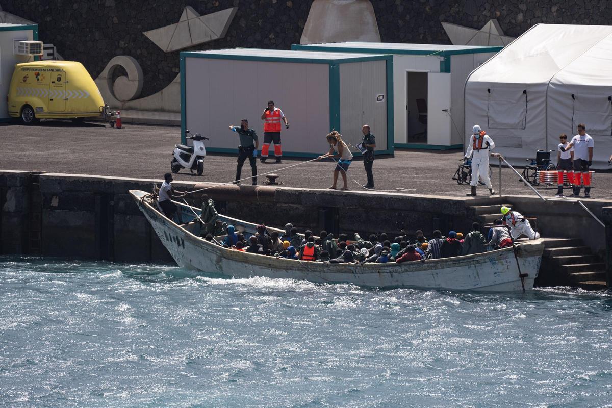 Un cayuco a su llegada al puerto de La Restinga en una imagen de archivo.