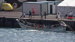Archivo - Un cayuco a su llegada al puerto de La Restinga