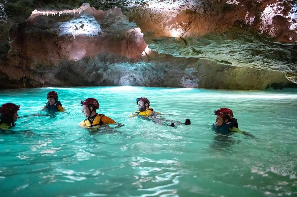 Bañarse en un río subterráneo es una experiencia única.