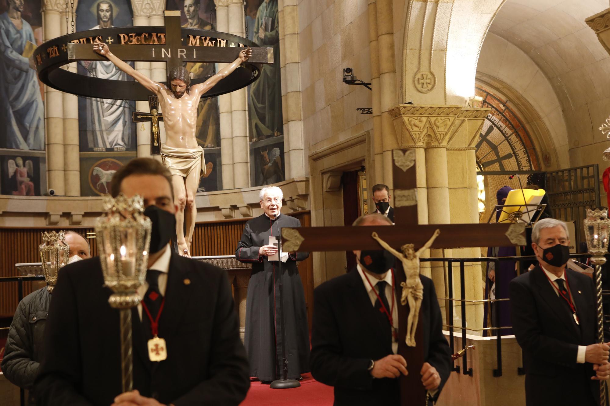 Celebración del Vía Crucis en la iglesia de San Pedro en Viernes Santo
