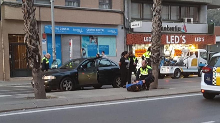 Un agente logra con un tiro al aire evitar que un vehículo lo arrolle tras un robo en Alicante