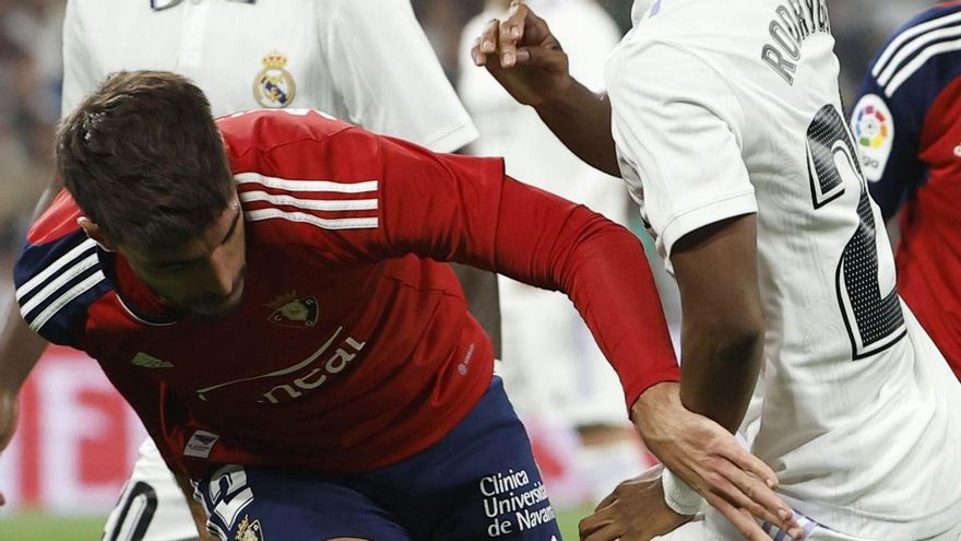 Nacho Vidal, con Osasuna, entre Vinicius y Rodrygo. | EFE