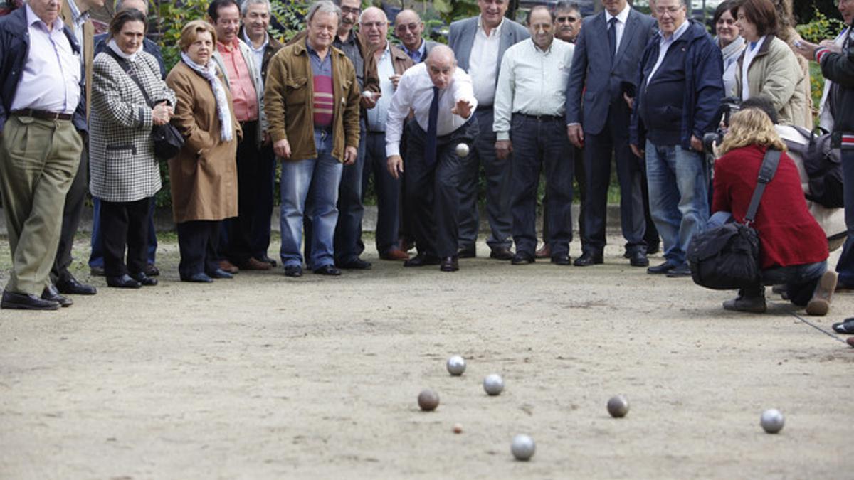 El candidato del PPC, Jorge Fernández Díaz, en su visita al Club de Petanca de Cerdanyola del Vallès.