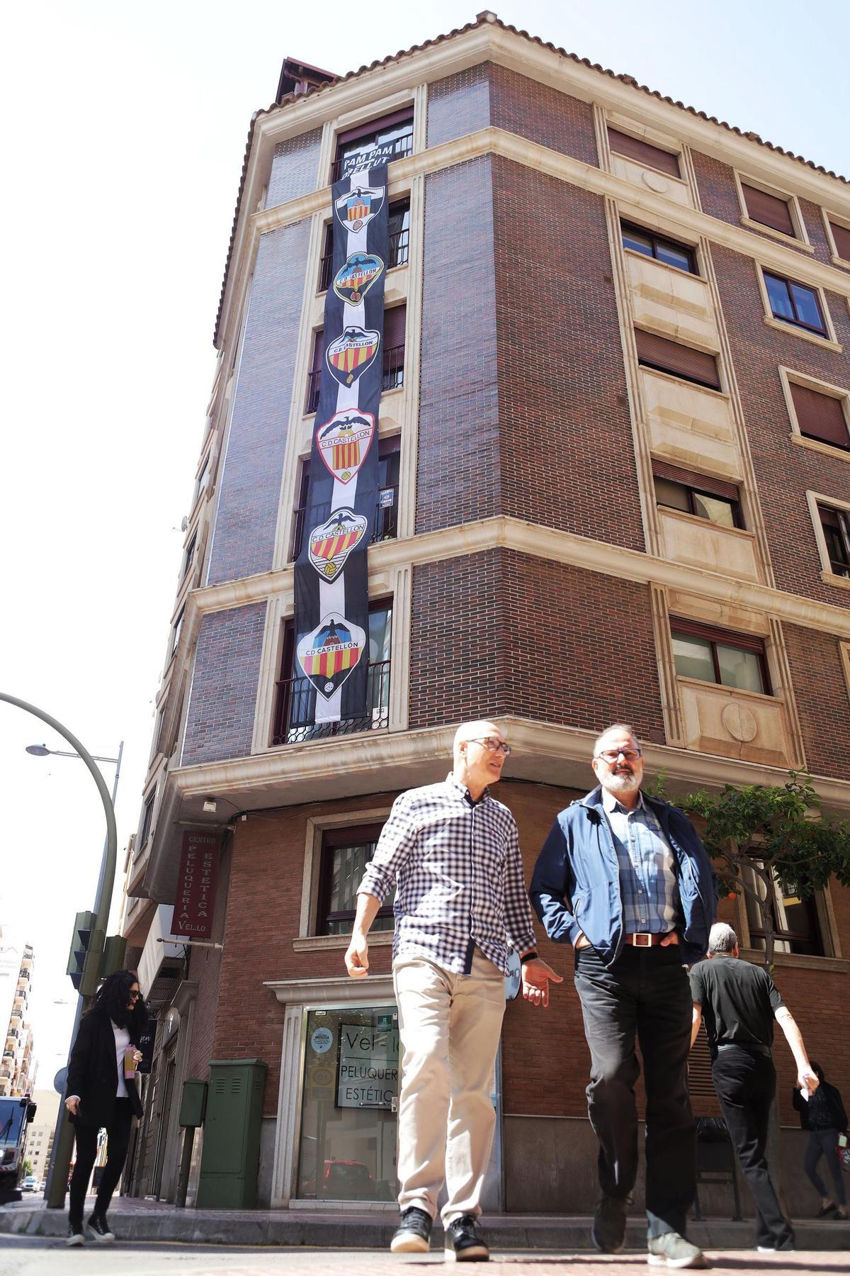 El edificio de la calle Herrero, con la pancarta de los escudos del CD Castellón.