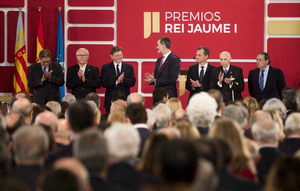 Instante de la ceremonia de entrega de los Premios Jaume I en la Lonja de València.