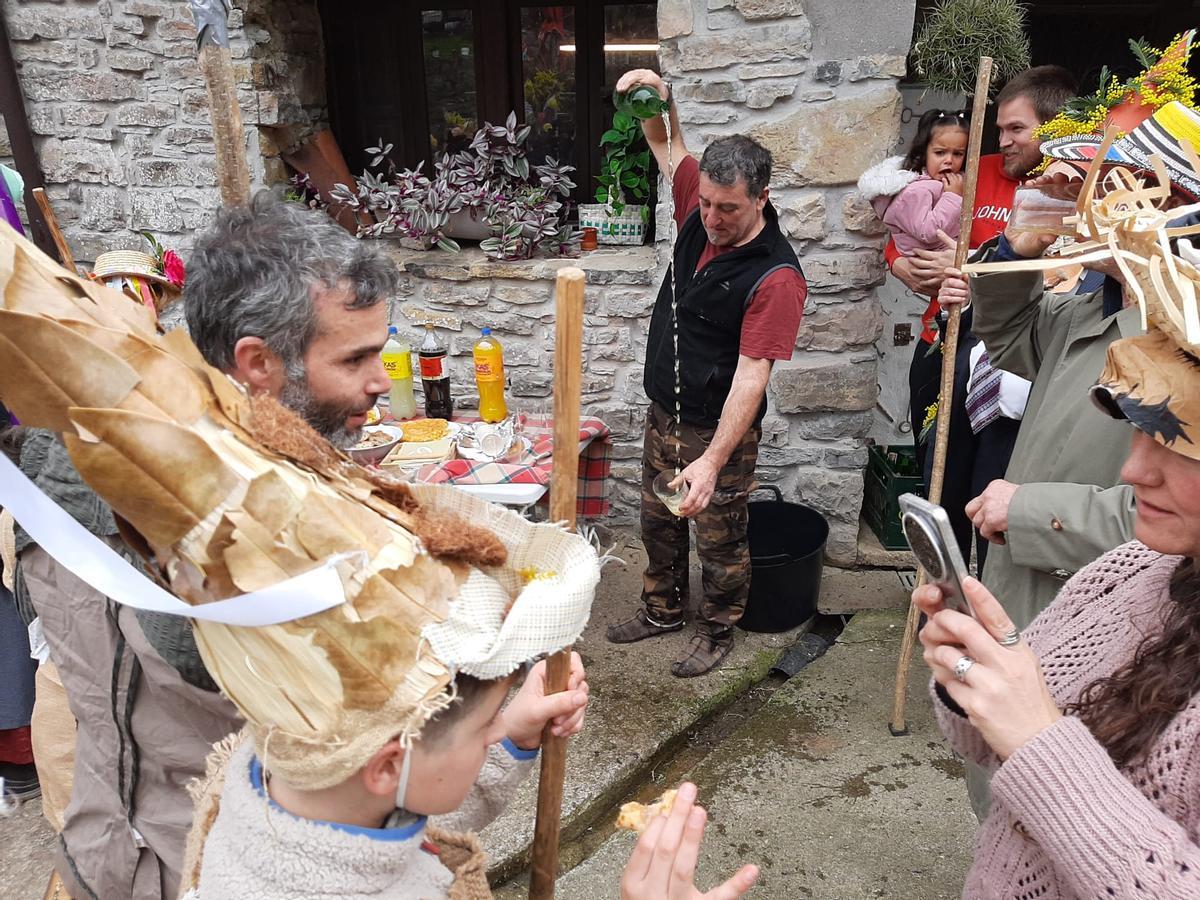 Los Mazacaraos invaden Rozaes para recuperar una tradición que goza de buena salud: el Domingo´l Gordu de la parroquia, en imágenes