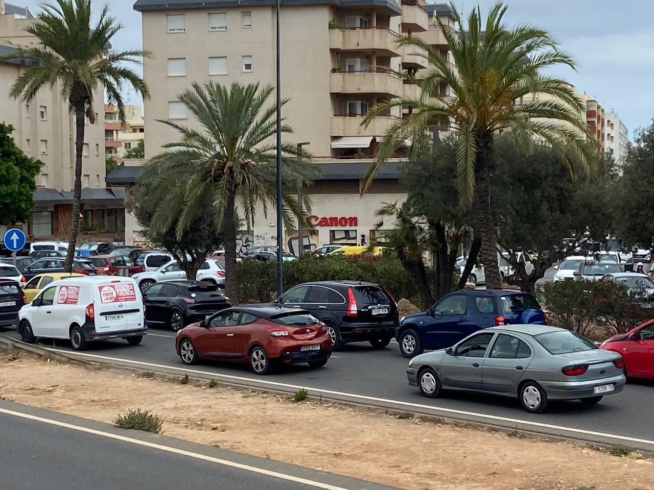 Todas las imágenes del atasco que colapsa la ciudad de Ibiza