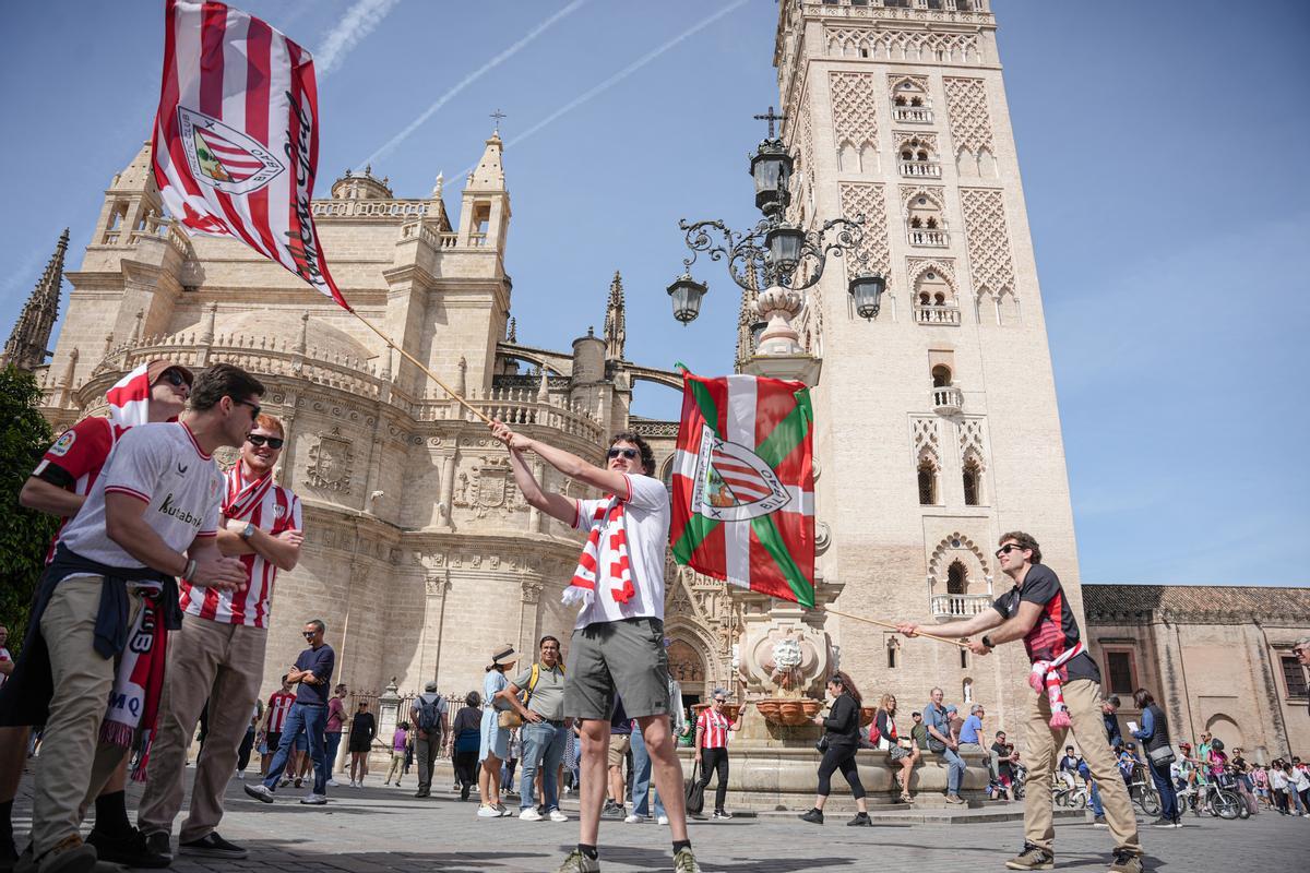 Aficionados del Athletic Club de Bilbao en el entorno de la Catedral este viernes. 