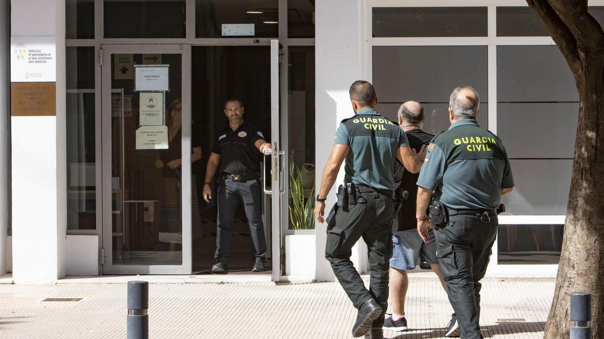 Dos guardias civiles escoltan a un detenido hasta el juzgado nº 3 de Ontinyent.