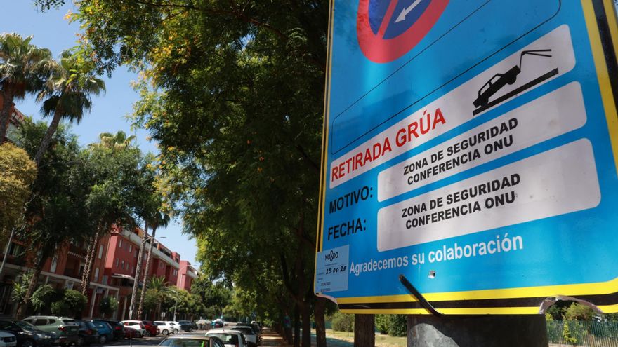 Imagen de uno de los carteles en Sevilla Este informando de limitaciones por la cumbre de la ONU
