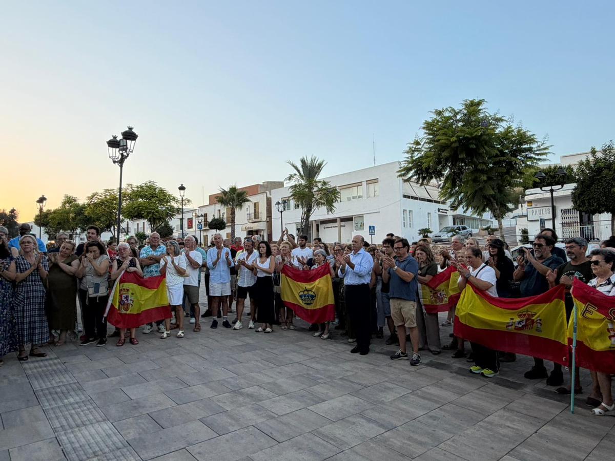 Galería: Concentración en apoyo a Ceuta en el Ayuntamiento de Sant Josep