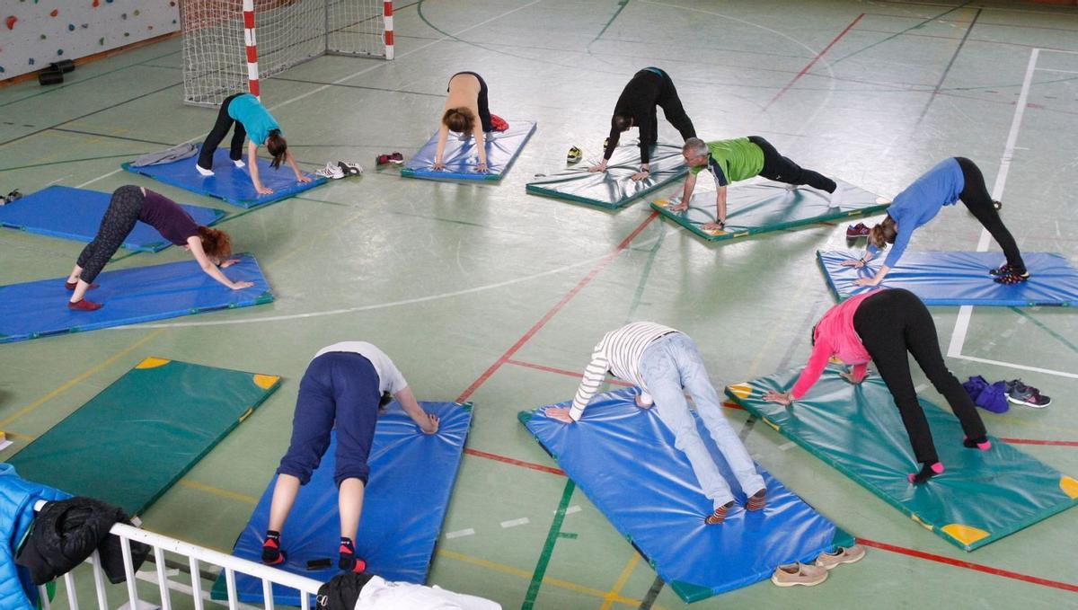 Uno de los talleres de educación física que se imparten a docentes en instalaciones deportivas de Zamora. | J. F.