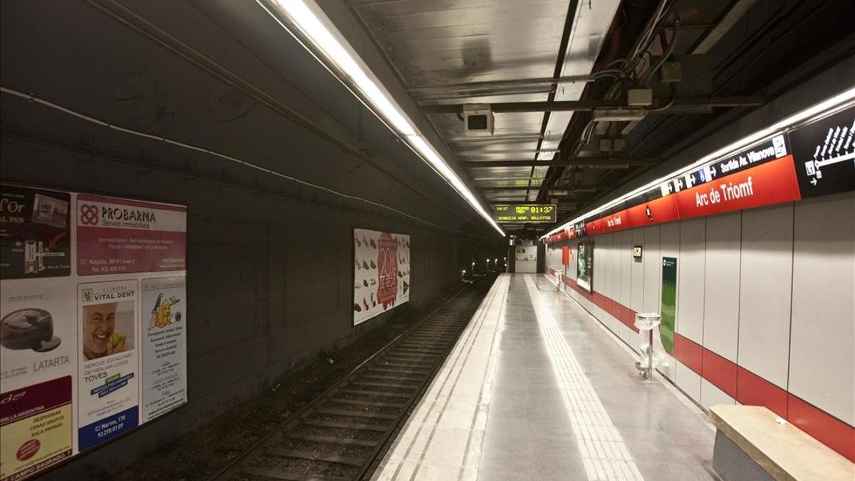 Barcelona (Barcelones) 06 04 2011 Sociedad   Fotos genericas de una estacion de metro para ilustrar el tema del cierre los sabados por la noche     Foto   DANNY CAMINAL