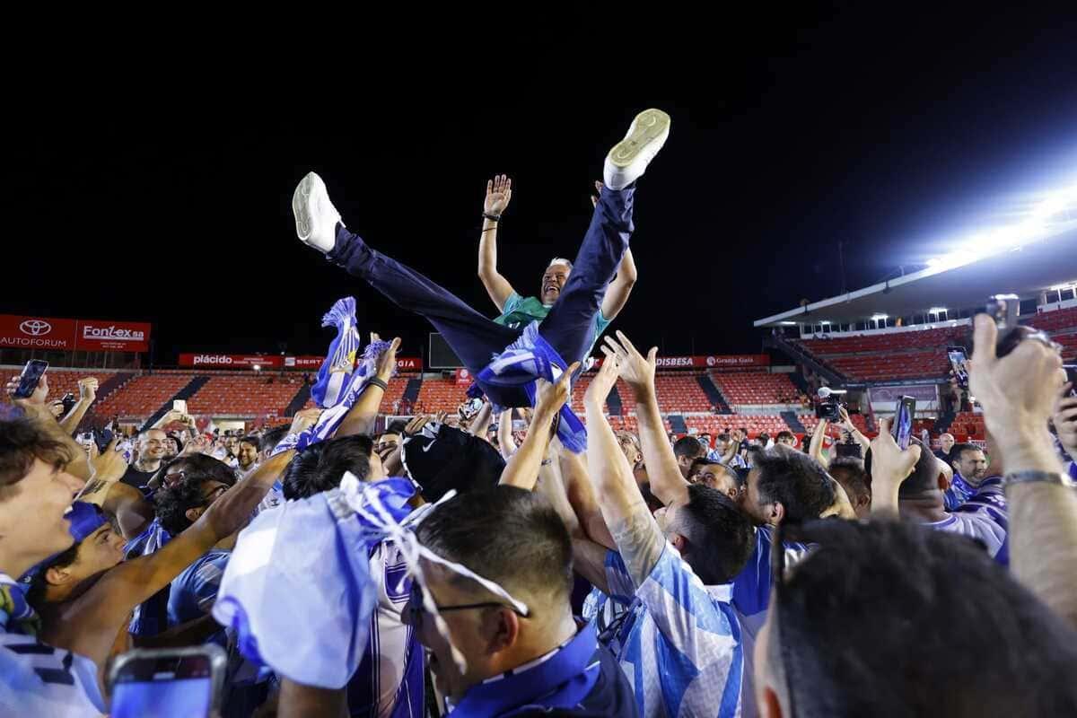 Sergio Pellicer, manteado por la afición el día del ascenso en Tarragona.