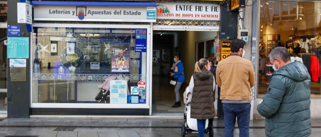 Cola de clientes en una administración de Vilagarcía. |   // IÑAKI ABELLA