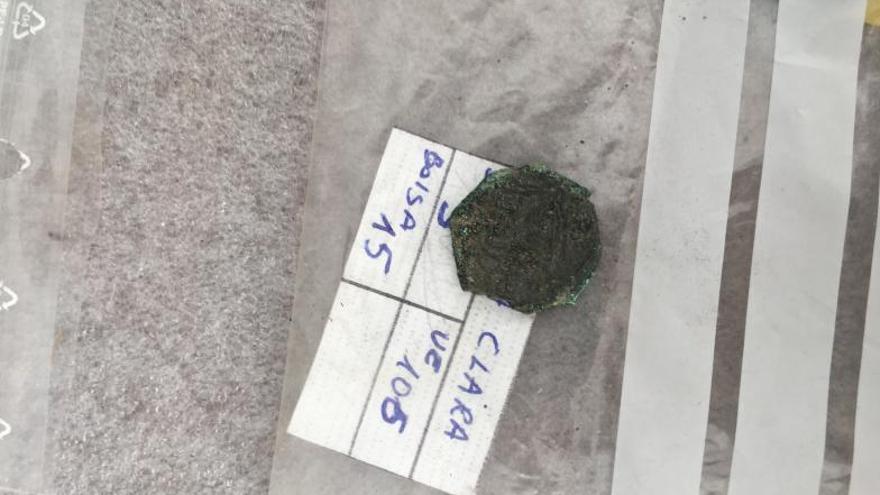 Una moneda hallada en las excavaciones, en este caso un maravedí de Carlos II.