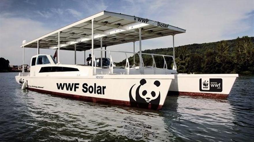 Llega a Calp el barco solar que lucha contra los plásticos