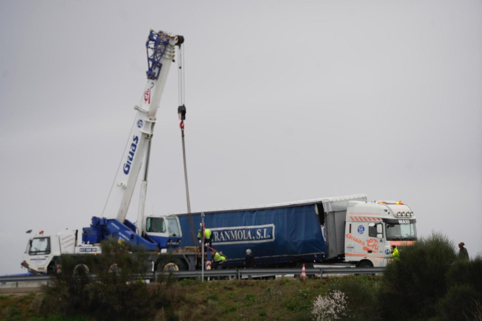 GALERÍA | Caos en la carretera de Moraleja tras perder un camión su remolque