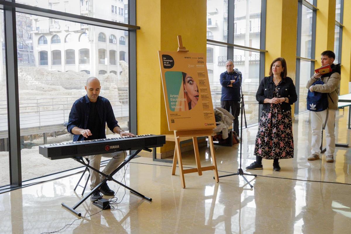 Cristian Barquero interpreta su pecular resumen musical desde el barroco a la actualidad