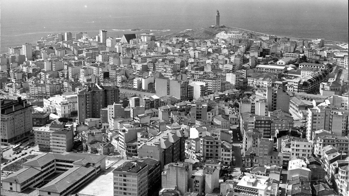 Imaxe de arquivo da cidade de A Coruña coa Torre de Hércules ao fondo en 1980