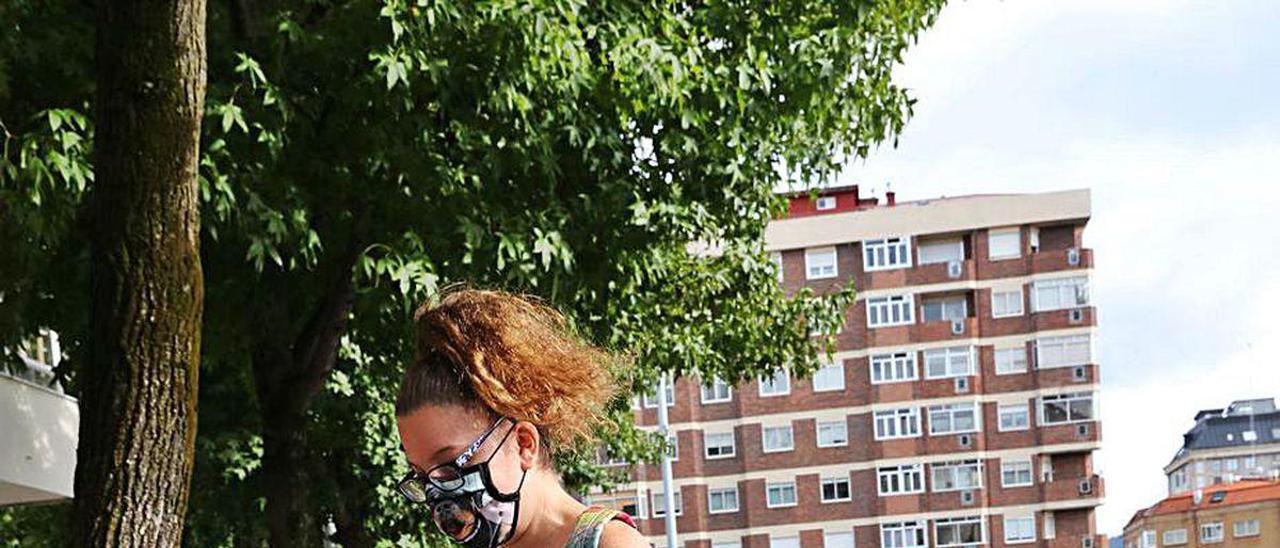 Estefanía Ramallo, paseando a su perra Noa en Vigo.