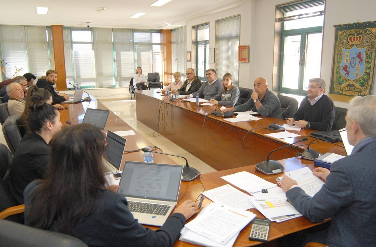 La corporación, durante el primer pleno de Julio López como edil de la oposición.