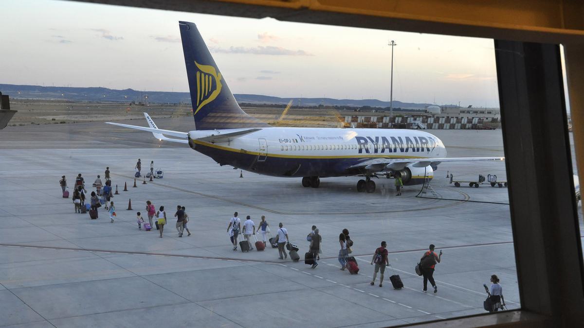 Viajeros en el aeropuerto de Zaragoza a punto de despegar en un vuelo de la compañía Ryanair.