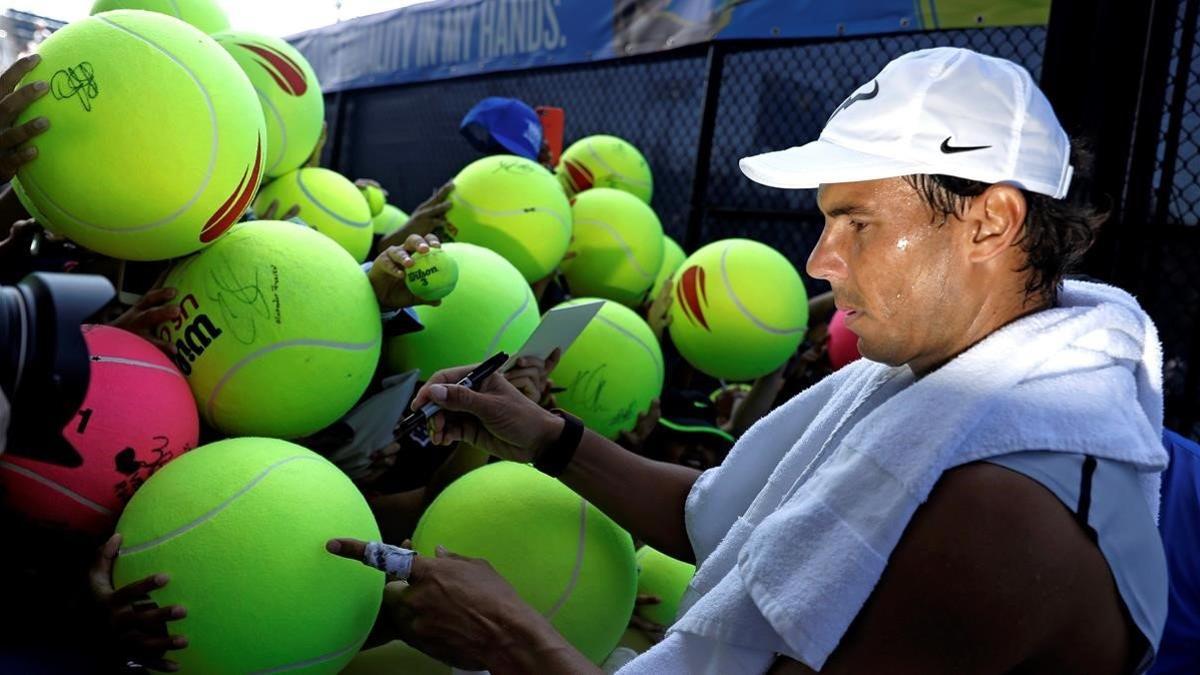 Nadal firma autógrafos a los aficionados en Nueva York, el sábado.