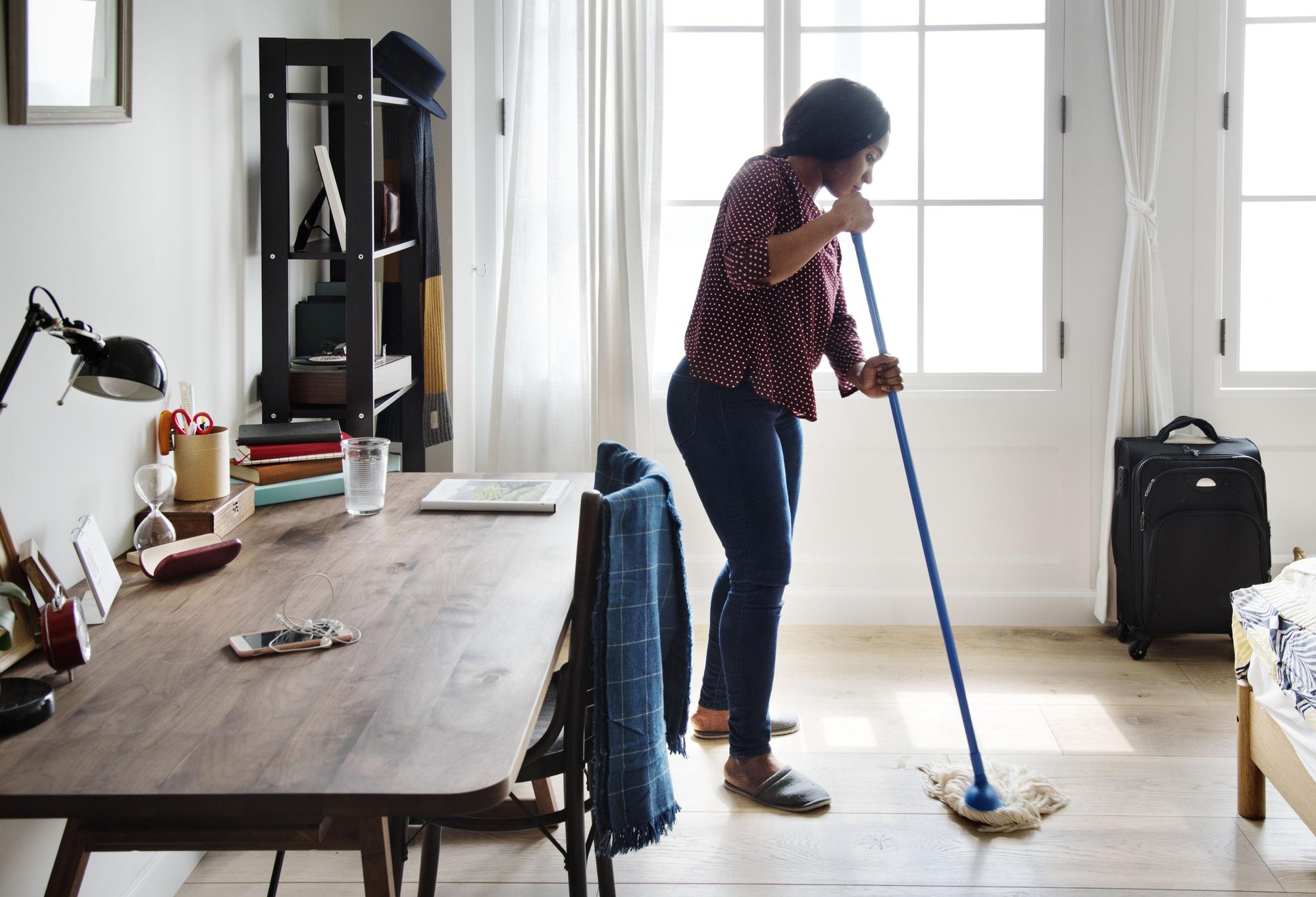 Cuidado con el vinagre: por qué no limpiar tu suelo con vinagre