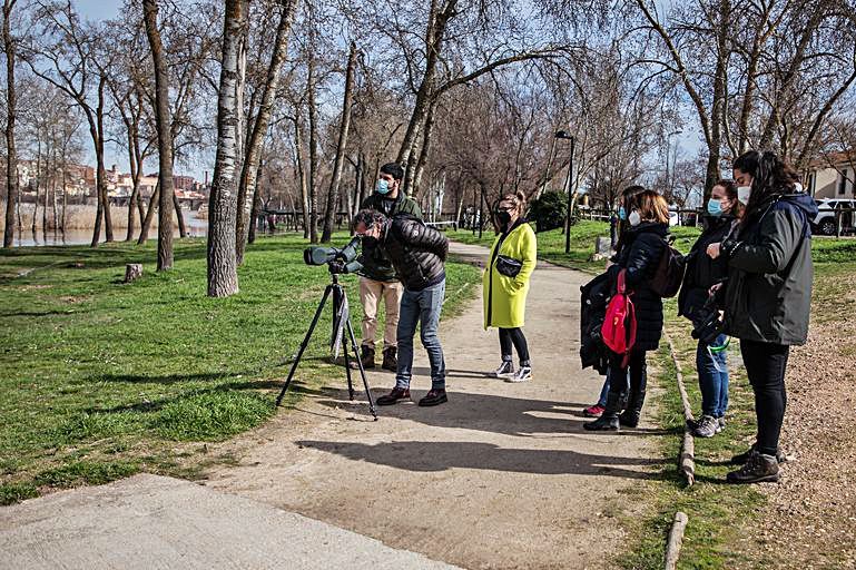 Amantes de la naturaleza, viendo aves.| Nico Rodríguez