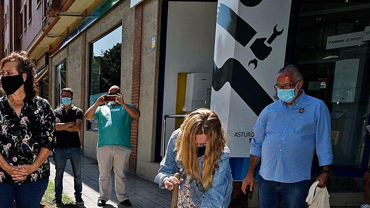 Alberto Ferrao, concejal de Cultura, planta las flores junto a representantes de la asociación &quot;Trece Rosas Asturias&quot;, ayer, en el parque que lleva el nombre de las jóvenes.