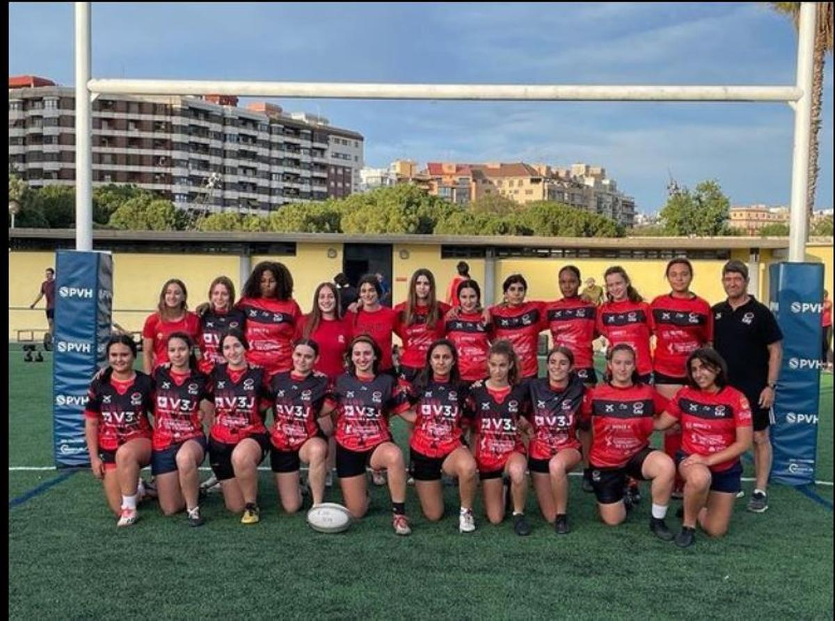 En cuanto el CAU dio a conocer la noticia en la FRCV  de que iba a presentar un equipo cien por cien Femenino al Campeonato de España S16, el club rojinegro comenzó a recibir peticiones de otros clubes y de jugadoras de esa edad interesadas en formar parte del grupo de 25 elegidas.