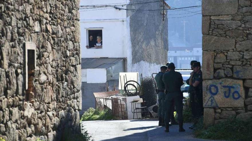 Agentes de la Guardia Civil durante una redada en As Eiras, en Meicende a principios de octubre.