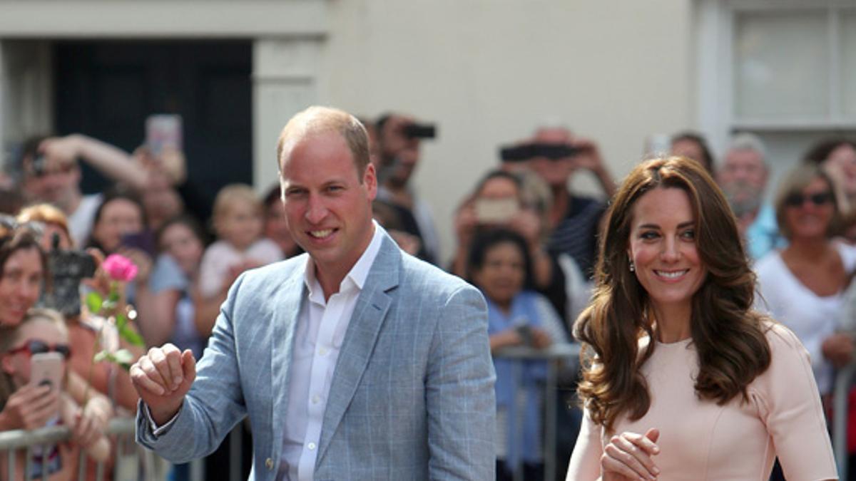 El look con vestido rosa de Kate Middleton en Cornualles