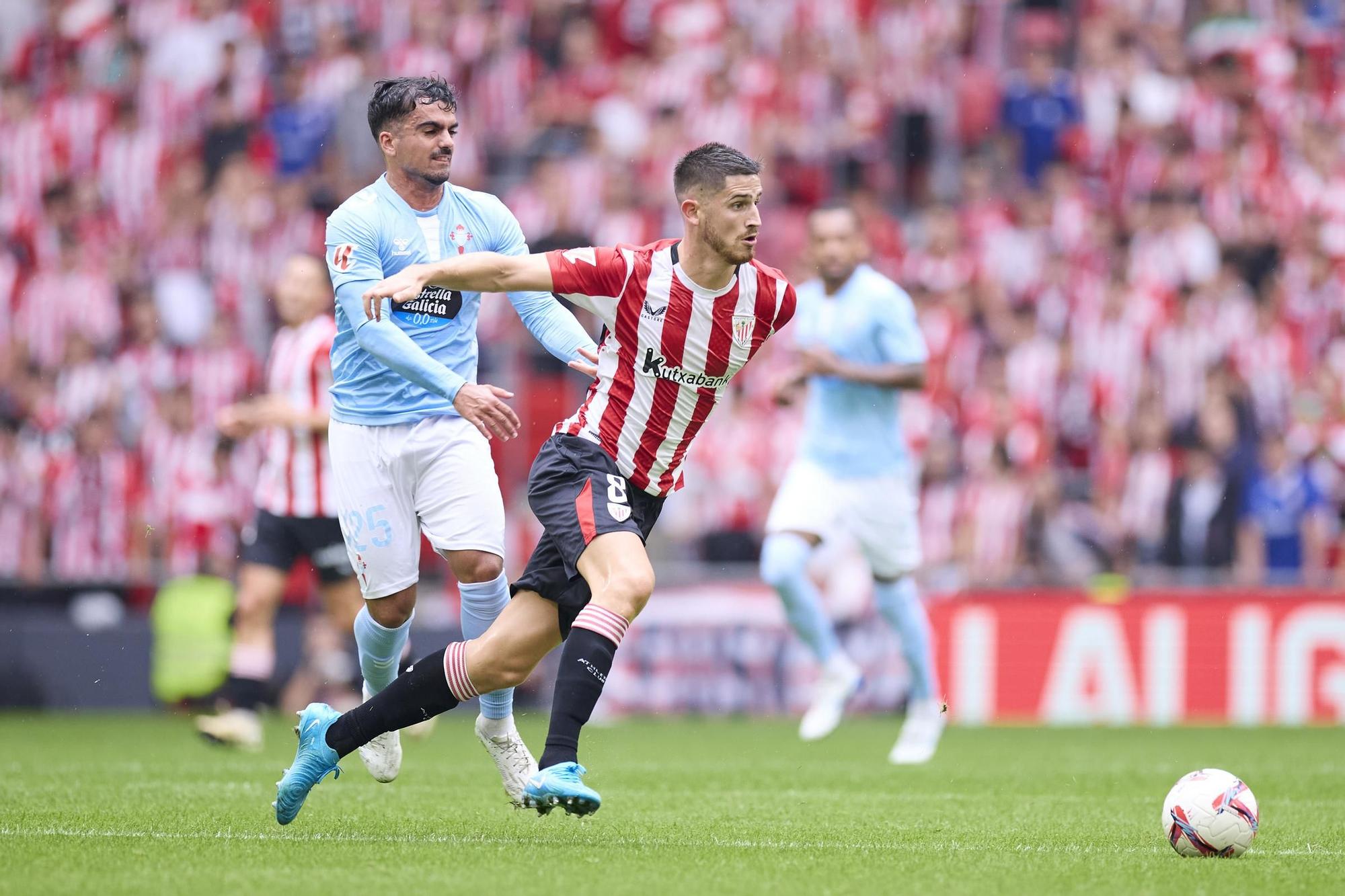 Damian Rodriguez of RC Celta de Vigo competes for the ball with Oihan Sancet of Athletic Club during the LaLiga EA Sports match between Athletic Club and RC Celta de Vigo at San Mames on September 22, 2024, in Bilbao, Spain. AFP7 22/09/2024 ONLY FOR USE IN SPAIN / Ricardo Larreina / AFP7 / Europa Press;2024;SPAIN;Soccer;Sport;ZSOCCER;ZSPORT;Athletic Club de Bilbao v RC Celta de Vigo- La Liga EA Sports;