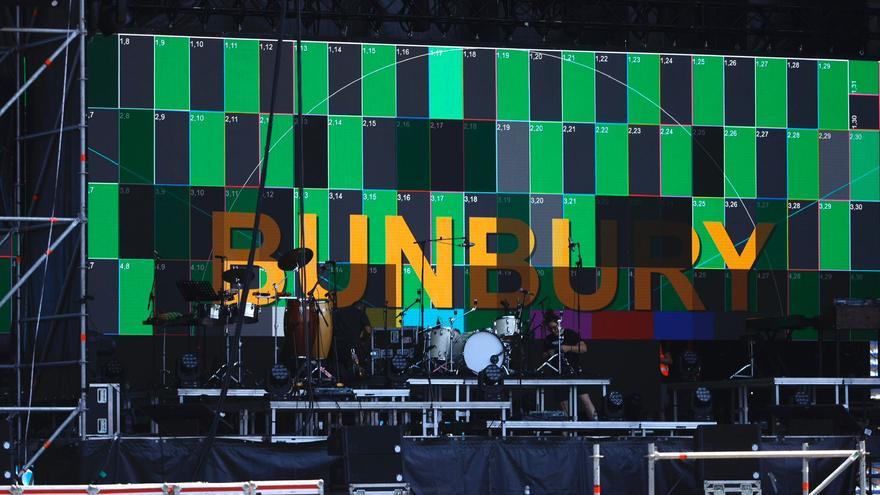 En imágenes | El montaje del escenario para el concierto de Bunbury en La Romareda encara su recta final