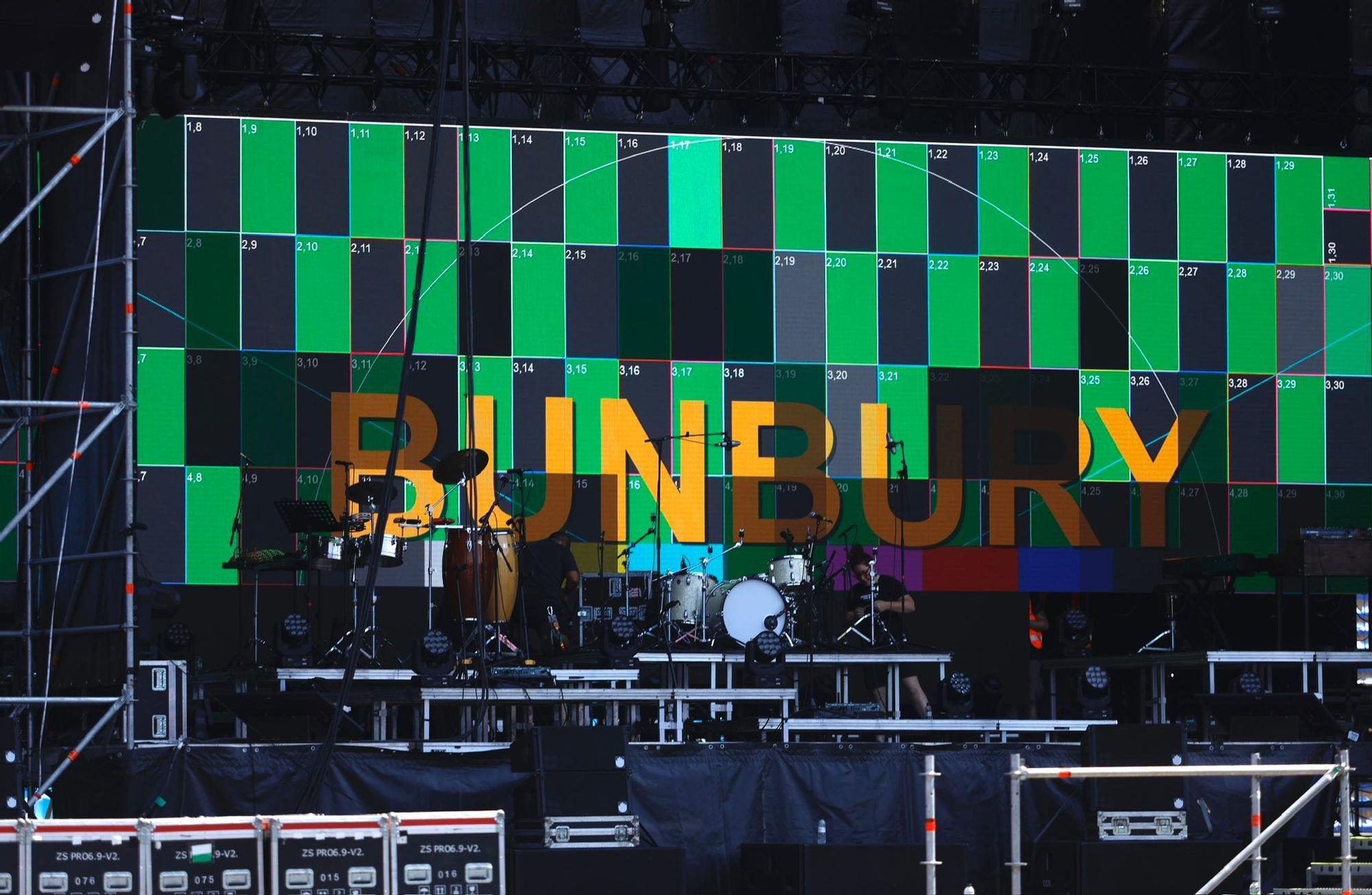 En imágenes | El montaje del escenario para el concierto de Bunbury en La Romareda encara su recta final