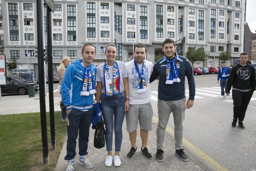 La afición azul apoya al Real Oviedo en el Tartiere