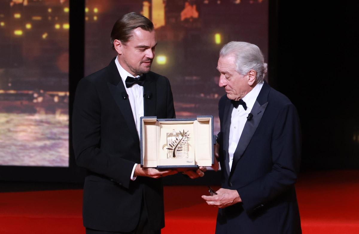 Robert De Niro recogió su Palma de Oro de manos de Leonardo DiCaprio.