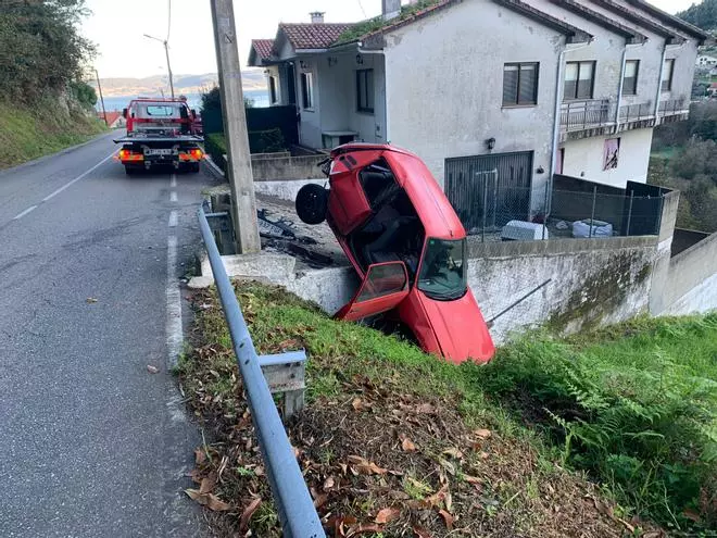 Embiste a un coche aparcado en Bueu y huye dejando su matrícula en el suelo