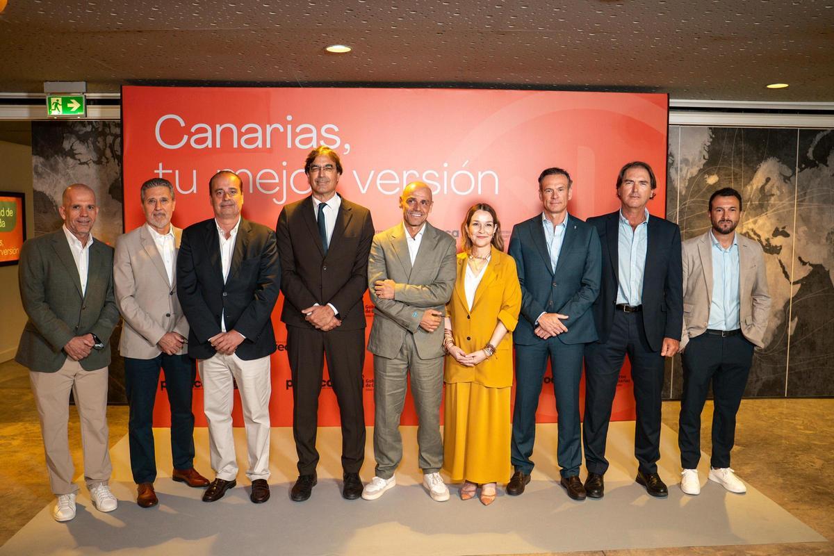 Junto al equipo de PROEXCA, en el centro, Alfonso Cabello, presidente de PROEXCA y viceconsejero de Presidencia del Gobierno de Canarias; a su izquierda, Pablo Martín, CEO de PROEXCA, y a su derecha, Pilar Moreno, directora del Área de Invertir de PROEXCA.