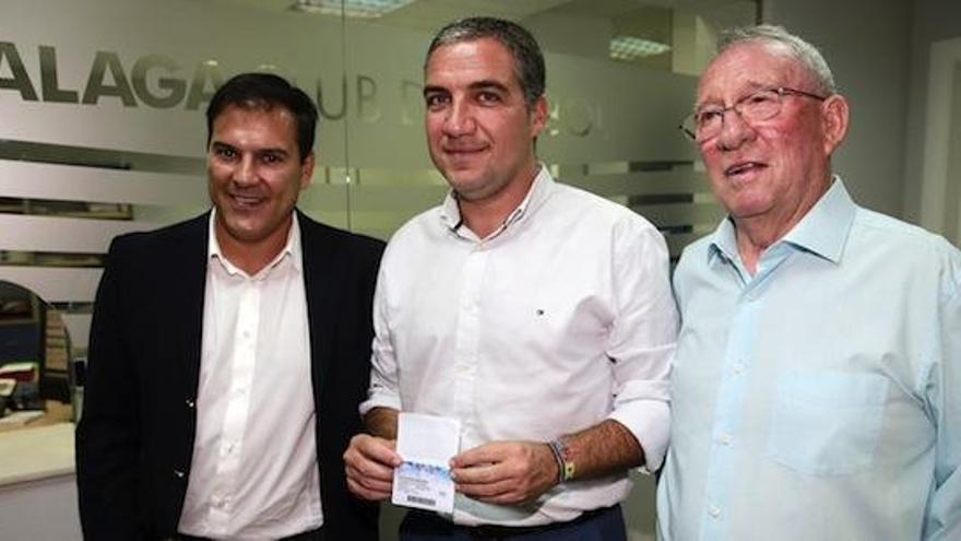 Elías Bendodo acudió a La Rosaleda para renovar su abono