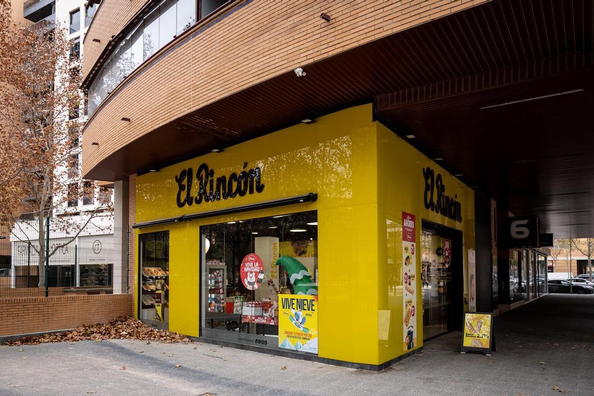 Varios encapuchados robaron este jueves en una tienda de 'El Rincón' ubicada en la calle Las Chimeneas (6), en el barrio zaragozano del Arrabal.