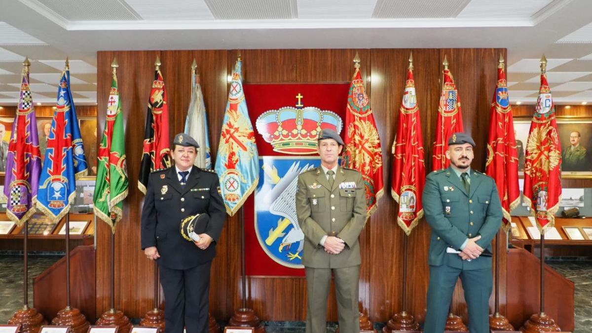 El general de la Brilat, Luis Cortés, con la comisaria provincial y el comandante del GRS de Pontevedra de la Guardia Civil, nueva dana y caballero &quot;Azor&quot;.