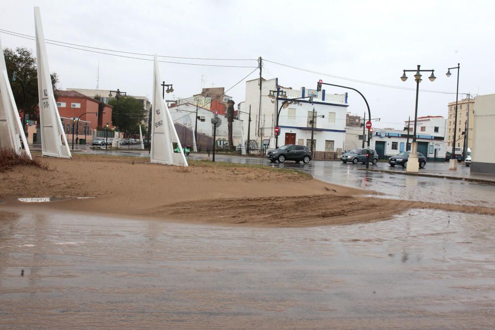 El temporal ''entierra'' en arena el paseo marítimo de València